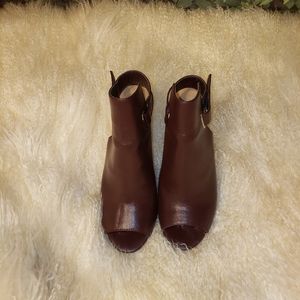 Jut Fab Peep toe bootie size 9 color  burgundy.